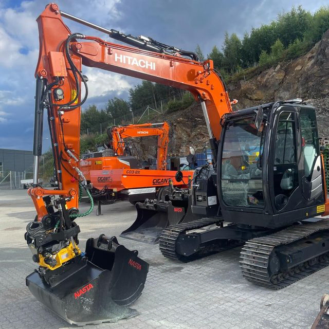 Oransje Hitachi gravemaskin