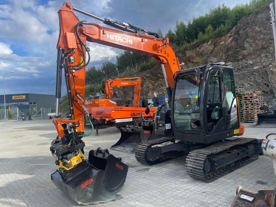 Oransje Hitachi gravemaskin